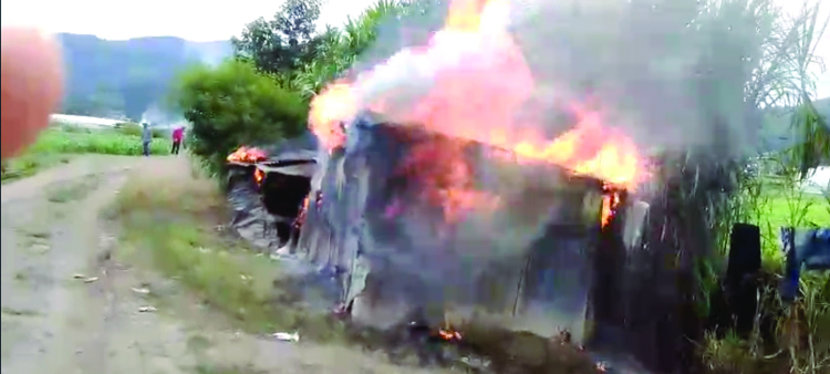 Casuchas de haitianos incendiadas en El Mimero de Constanza.