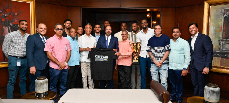 Samuel Pereyra, presidente de Banreservas, recibe al equipo del Club Mauricio Báez, campeón del Torneo de Baloncesto Superior del Distrito Nacional 2024.