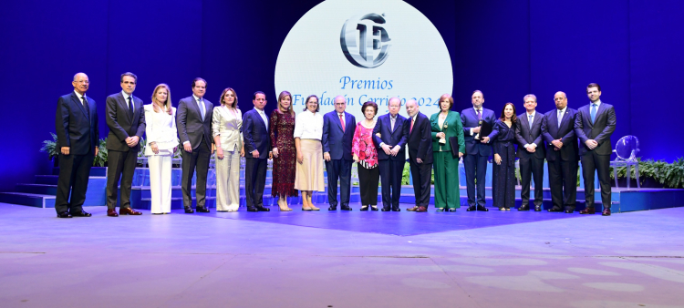 La familia Corripio junto a miembros de la Fundación Corripio y los galardonados con el premio.