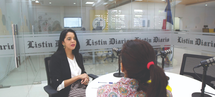 La psicóloga Flor Berenice Fortuna ofrece detalles del kit cognitivo a la periodista Doris Pantaleón.