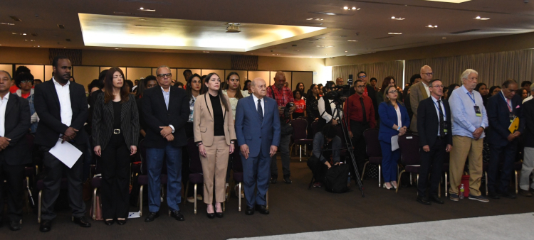 Panelistas, ejecutivos de la Universidad Apec y parte del público que asistió a la actividad.