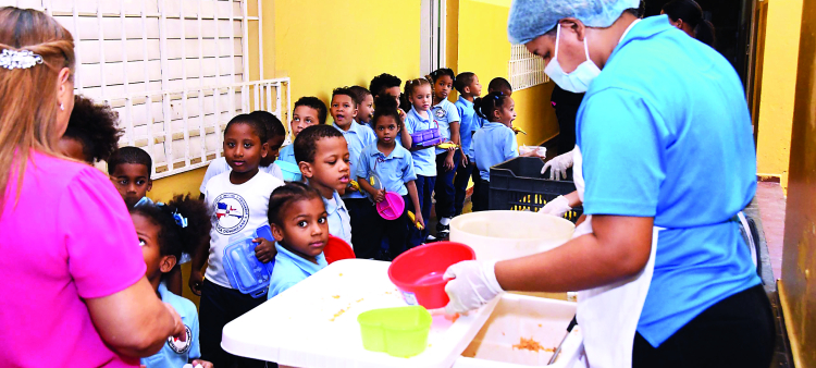 Los alumnos de la escuela República Dominicana esperan el almuerzo a las 11:30 de la mañana, de lunes a viernes.