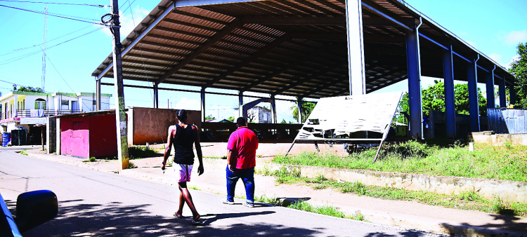 Los jóvenes de Guanuma claman por la terminación de la instalación deportiva para retomar sus prácticas.