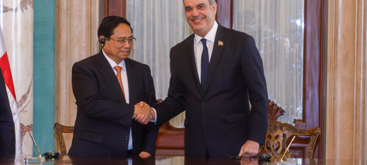 El presidente Luis Abinader recibió en el Palacio Nacional al primer ministro de Viet Nam, Pham Minh Chinh, quienes firmaron dos convenios de cooperación.