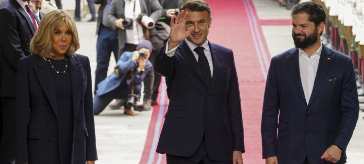 El presidente francés, Emmanuel Macron, saluda acompañado de su esposa Brigitte, en la recepción del presidente chileno, Gabriel Boric, en el palacio presidencial de La Moneda en Santiago, ayer.