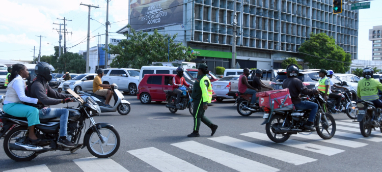 Los motociclistas violan las leyes de tránsito incluso en presencia de agentes de Digesett que excepcionalmente intentan fiscalizarlos.