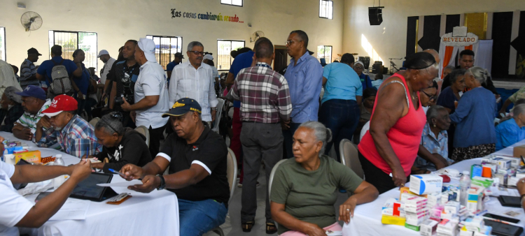 Envejecientes de La Caleta recibiendo ayuda y servicios durante un operativo en ese sector de Santio Domingo Este, por parte del Conape.