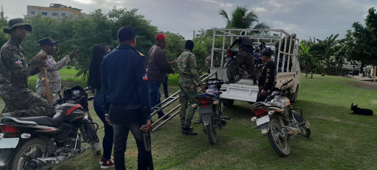 Agentes de la Dirección General de Migración durante un operativo en “Friusa” de Bávaro, en la provincia La Altagracia, donde detuvieron a 255 haitianos indocumentados.