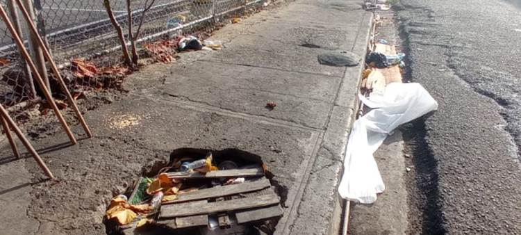 En las calles de San Carlos el sistema sanitario ha colapsado, por lo que las heces y aguas servidas flotan en los contenes.