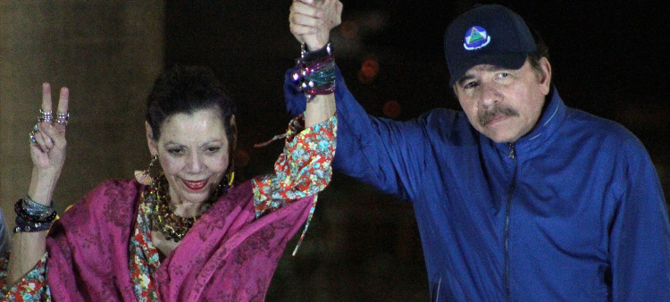 El presidente de Nicaragua, Daniel Ortega (R), y su esposa, la vicepresidenta Rosario Murillo, hacen un gesto ante la multitud durante la inauguración del paso elevado de Nejapa en Managua el 21 de marzo de 2019.