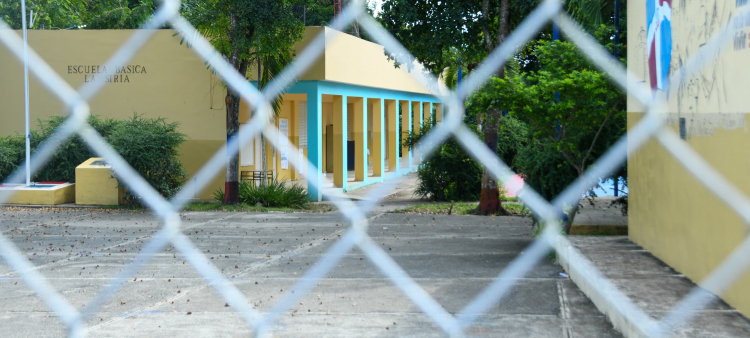 La violación de una alumna por dos profesores de la escuela La Siria, en San Pedro de Macorís, es condenada por la ADP y el Ministerio de Educación.