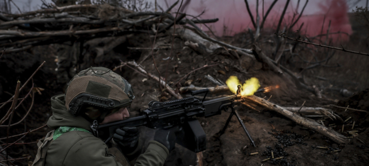 En esta fotografía un soldado de la unidad mejora sus habilidades tácticas en el campo de entrenamiento de la región de Donetsk, Ucrania, el viernes 29 de noviembre de 2024