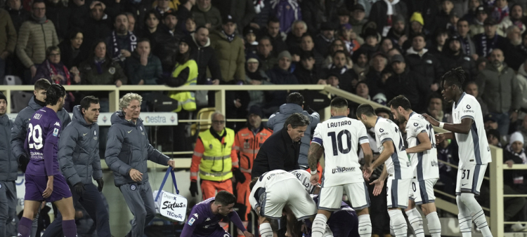 Edoardo Bove de la Fiorentina es rodeado por los jugadores durante el partido entre Fiorentina e Inter de Milán, el domingo 1 de diciembre de 2024