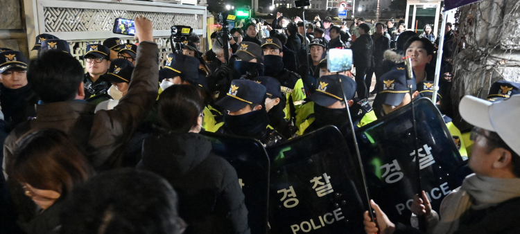 La policía hace guardia frente a la puerta principal de la Asamblea Nacional en Seúl