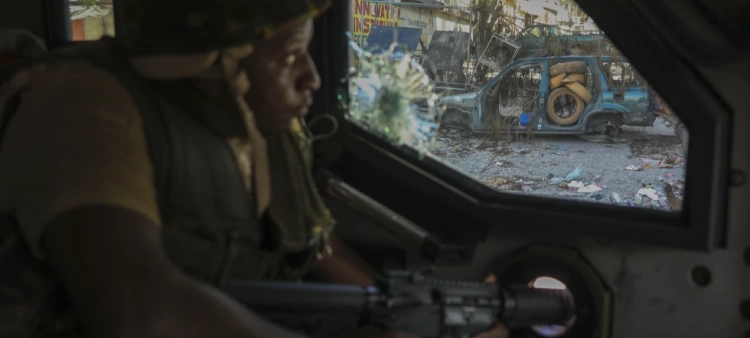 Un policía keniano, parte de una fuerza multinacional respaldada por la ONU, patrulla una calle en Puerto Príncipe, Haití, el 5 de diciembre de 2024.