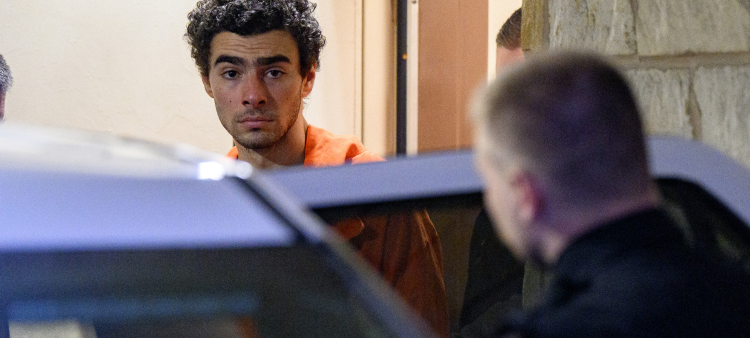 El presunto tirador Luigi Mangione es conducido desde el juzgado del condado de Blair después de una audiencia de extradición el 10 de diciembre de 2024 en Hollidaysburg, Pensilvania.