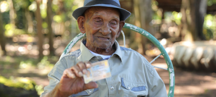 Don Emilio Correa Bello, de 101, refleja satisfacción al conseguir que la JCE le emitiera su cédula, todo después de que Listín Diario publicara su historia.