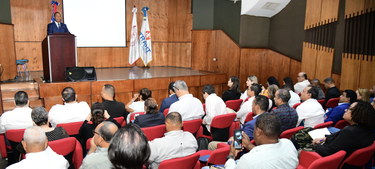 Milton Morrison, director del Intrant, expone en la primera reunión preparatoria del Plan realizada ayer en la sede del INTEC.