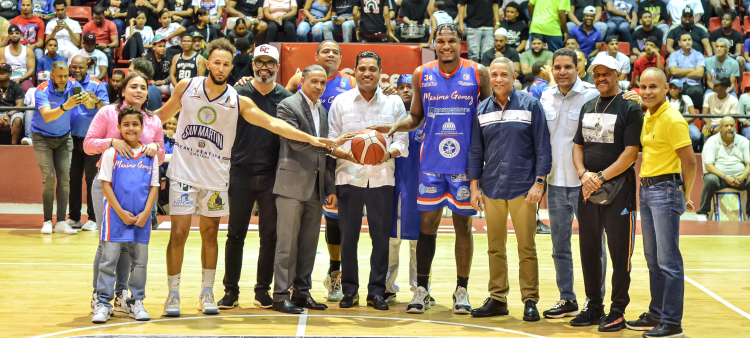 El ministro de Deportes, Kelvin Cruz, al momento de realizar el saque de honor en el tercer choque de la serie final del baloncesto superior de San Francisco de Macorís.
