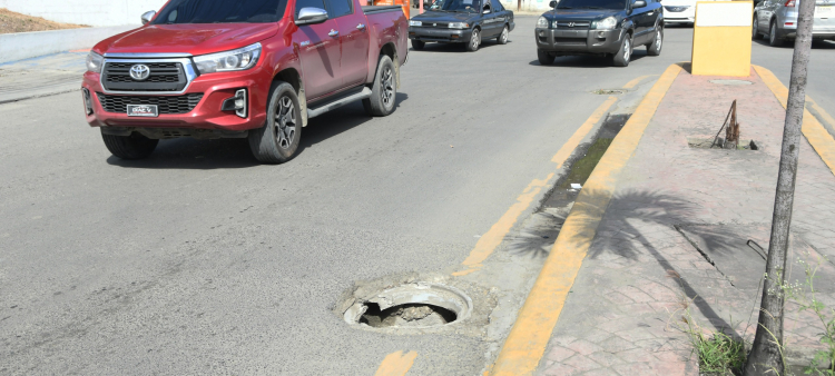 Según el ayuntamiento de Santo Domingo Este, las tapas de filtrantes y alcantarillas fabricadas en concreto representarán un ahorro para la administración.