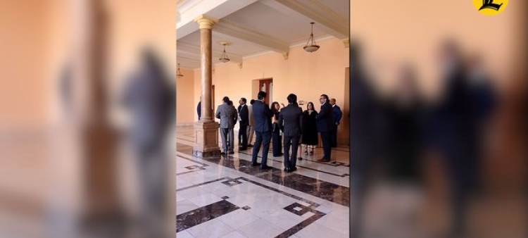 Delegación internacional arriba al Palacio Nacional en vehículo de Contrataciones Públicas