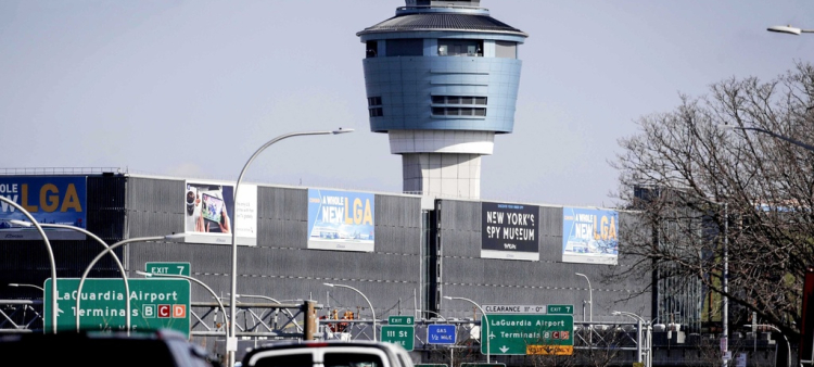 La torre de control de tráfico aéreo en el Aeropuerto LaGuardia de Nueva York, el 25 de enero del 2019.