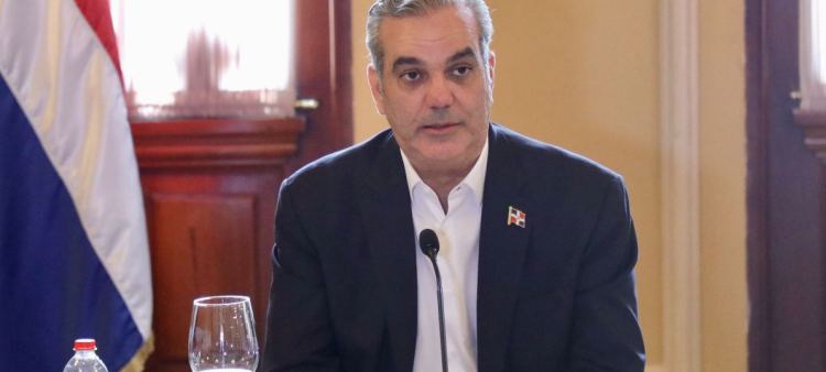 El presidente Luis Abinader en una reunión en el Salón Verde del Palacio Nacional.