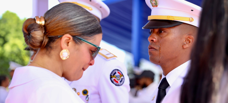 Uno de los graduandos llora junto a su madre durante el acto de graduación.