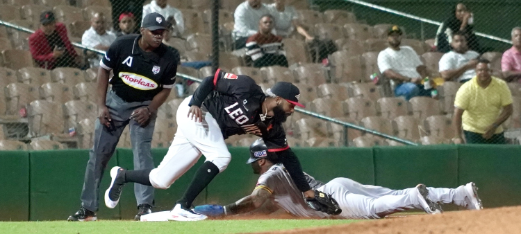 Jonathan Villar se desliza safe en la tercera base.