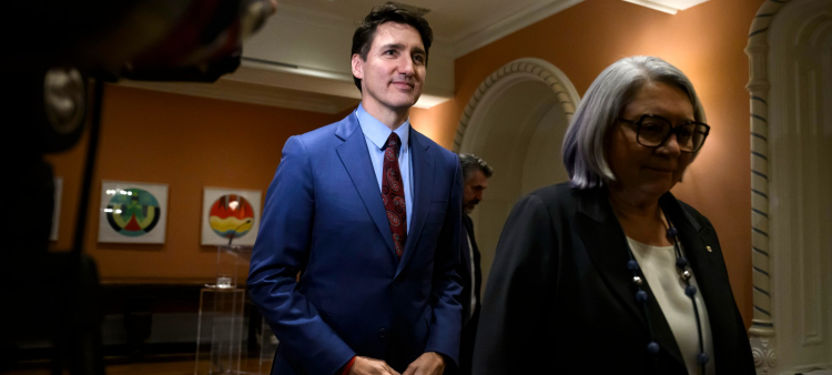 El primer ministro de Canadá, Justin Trudeau, y la gobernadora general, Mary Simon, se marchan después de que Dominic LeBlanc, en la foto, jurara su cargo como ministro de Finanzas durante una ceremonia en el Rideau Hall de Ottawa.