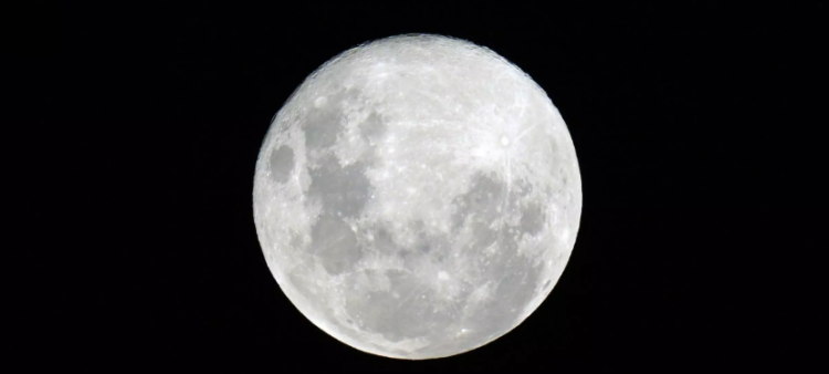 Una luna llena fotografiada el 15 de diciembre de 2024 en Buenos Aires.