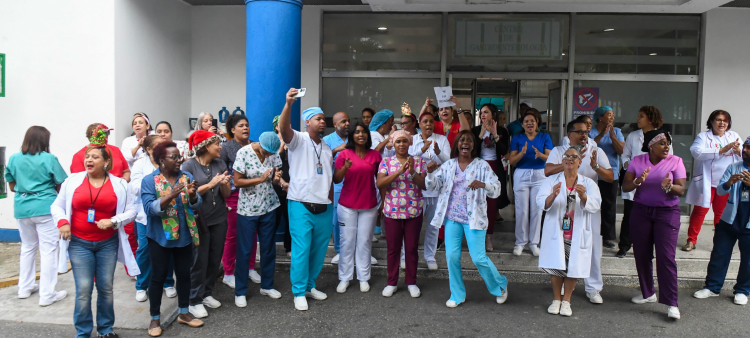 Centro de Gastroenterología Ciudad Sanitaria Dr. Luis E. Aybar en protesta por aumento salarial.