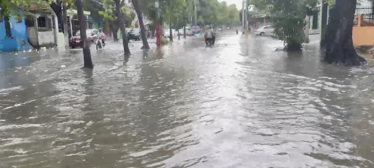 Con los filtrantes e imbornales taponados, en poco tiempo de lluvia se inunda la capital.