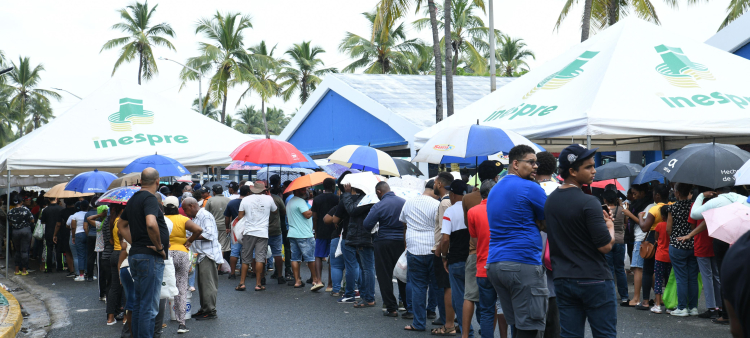 Las personas hicieron filas para hacer compras en la Feria organizada por Inespre.