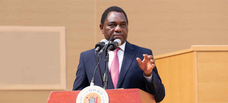 El Presidente de Zambia, Hakainde Hichilema, pronuncia un discurso durante el Insaka de Minería e Inversión de Zambia de 2024 en Lusaka, Zambia, el 7 de octubre de 2024.