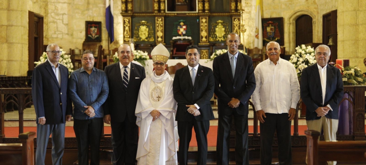 El ministro de Deportes, Kelvin Cruz,  y el arzobispo de Santiago, Héctor Rafael Rodríguez,en el centro, junto a los ex titulares de esa cartera Andrés Vanderhorts, Francisco Camacho, Cristóbal Marte, Felipe --Jay-- Payano, Jaime David Fernández Mirabal y Francisco --Cuqui-- Torres en la Catedral Primada de América.