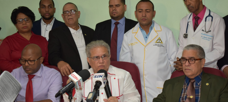 Waldo Ariel Suero, director del CMD, protesta por los más de 2 mil médicos dejados fuera del aumento salarial por SNS