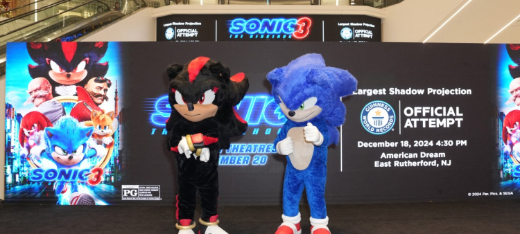 Shadow y Sonic asisten al récord mundial Guinness "Sonic The Hedgehog 3" por la proyección de sombras más grande en el American Dream Mall el 18 de diciembre de 2024, en East Rutherford, Nueva Jersey.