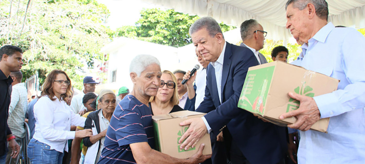 El expresidente Leonel Fernández entregó ayer cajas navideñas a personas pobres.