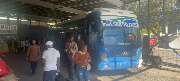 Flujo de pasajeros en parada hacia el interior del país.