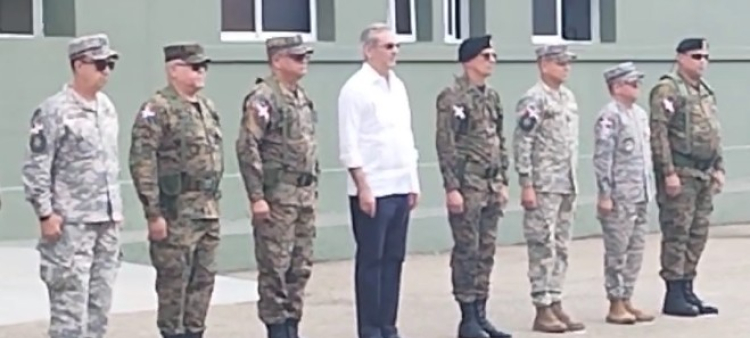 El presidente Luis Abinader a su llegada a Dajabón.