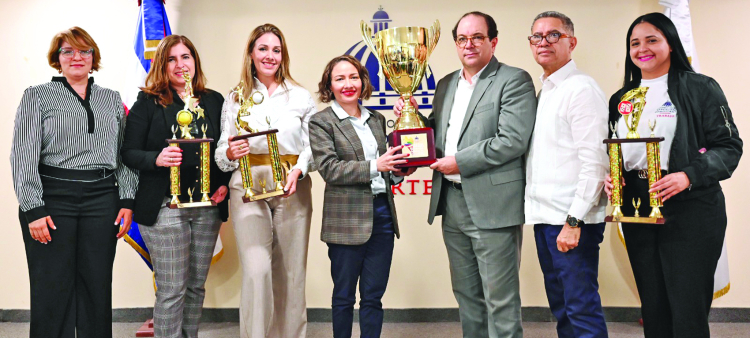 De izquierda a Derecha: Yahaira Brea, directora de Comunicaciones Ministerio de Trabajo; Cecilia Eugenia Pérez, directora Financiera Ministerio de Trabajo; Cheryl Victoria, encargada de Relaciones Internacionales Ministerio de Trabajo; Dulce María Agramonte, directora del Gabinete Ministerial Ministerio de Trabajo; Franklin De la Mota, viceministro Administrativo Ministerio de Deportes; Kennedy Vargas, viceministro de Desarrollo Deportivo Región Sur Ministerio de Deportes; y Wendoline Federico, directora de Recursos Humanos Ministerio de Trabajo.