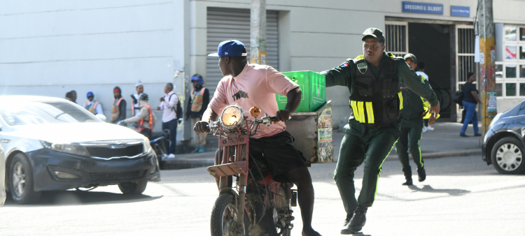 Agente de Digesett persigue delivery por no llevar casco.