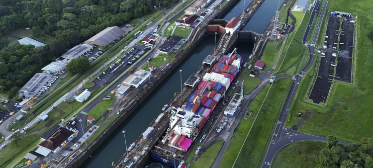 Un buque de carga atraviesa las Esclusas de Agua Clara del Canal de Panamá en Colón, Panamá, el 2 de septiembre de 2024. El presidente de Panamá, José Raúl Mulino, afirmó el domingo 22 de diciembre de 2024 que el Canal de Panamá seguirá siendo panameño, en respuesta a las declaraciones del presidente electo de Estados Unidos, Donal Trump, sobre la posibilidad de pedir que se devolviera el Canal a Estados Unidos.