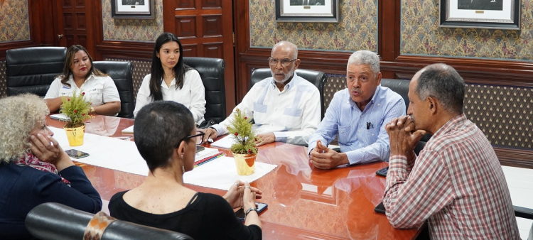 Heidy Santana, de la fundación Propagás; Stephany Morillo, directora de proyectos de la Federación de Campesinos Hacia el Progreso; Leonardo Mercedes, Luis Carvajal, Esteban Polanco, Michela Izzo e Yvonne Arias comparten impresiones en el Encuentro Verde de Listín Diario