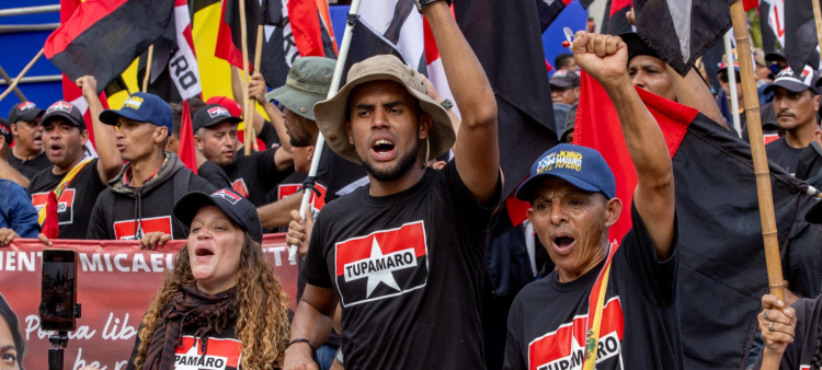 Partidarios de Nicolás Maduro en una manifestación en víspera de la posesión presidencial, antier en Caracas.