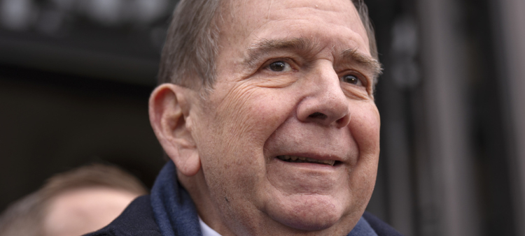 Edmundo González, que representó a la principal coalición opositora de Venezuela en las elecciones presidenciales de julio, se dirige a un grupo de simpatizantes el lunes 6 de enero de 2025