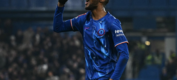 El defensa del Chelsea, Tosin Adarabioyo, celebra tras anotar el tercer gol de su equipo durante un partido de la FA Cup en el Stamford Bridge, Londres, el 11 de enero de 2025
