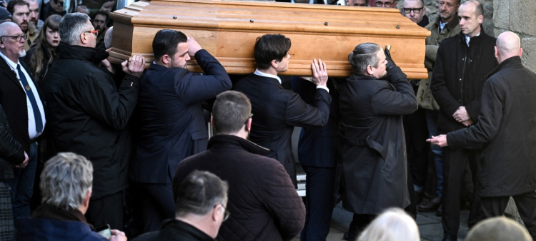 El féretro del ultraderechista francés Jean-Marie Le Pen es llevado a la iglesia durante su funeral en La Trinite-sur-Mer, su ciudad natal, el 11 de enero de 2025