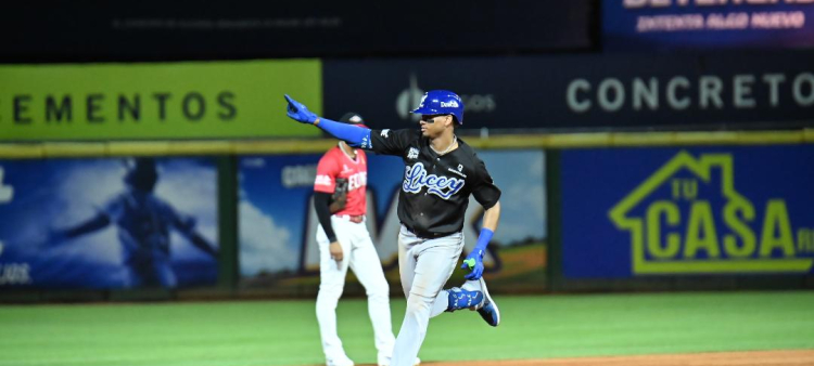 Sergio Alcántara recorre las bases del estadio Quisqueya luego de conectar jonrón que empató las acciones en el noveno.